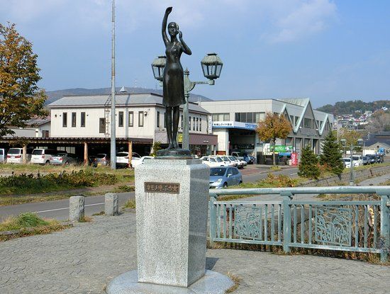 Kamome Yobu Shojo Statue