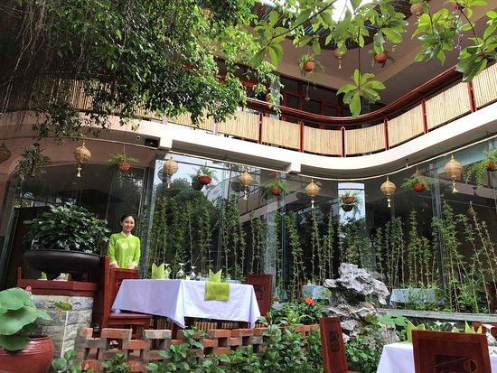 TRE Restaurant Hue