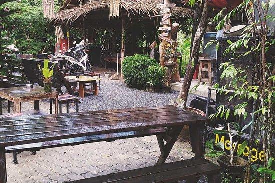 Mr. Long Bar and Hostel