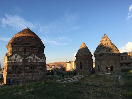 Üç Kümbetler