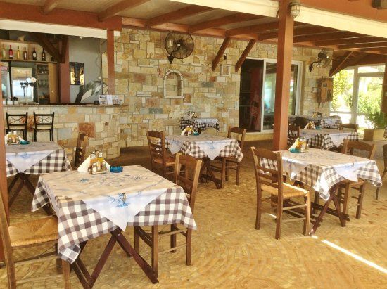 Akrogiali Taverna