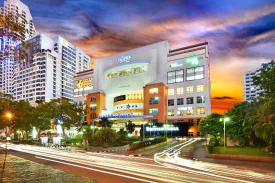 Gurney Plaza