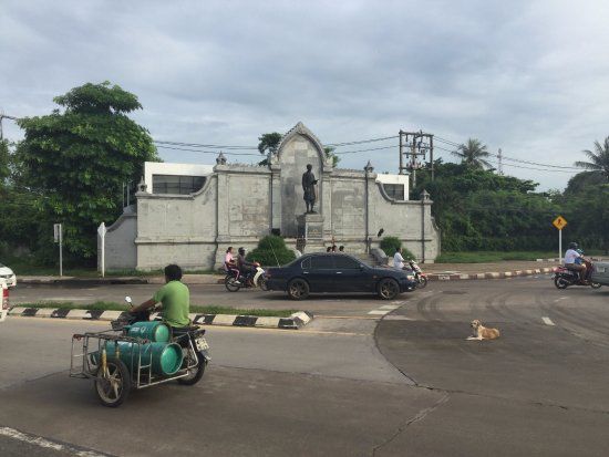 Phraya Srisunthornwohan Monument